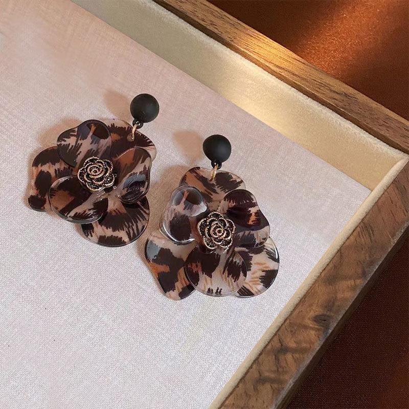 Leopard Print Big Flower Earrings High-End Light Luxury Niche Earrings 925 Silver Needle Stud Earrings Retro Jewelry
Leopard Print Big Flower Earrings High-End Light Luxury Niche Earrings 925 Silver Needle Stud Earrings Retro Jewelry