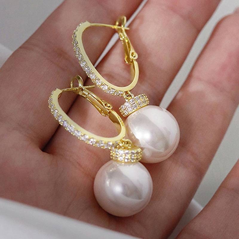 Huitan Luxury Women Drop Earrings Gold Color Fashion Accessories Imitation Pearl Elegant Wedding Zircon Inlaid Shiny CZ Gift
Huitan Luxury Women Drop Earrings Gold Color Fashion Accessories Imitation Pearl Elegant Wedding Zircon Inlaid Shiny CZ Gift