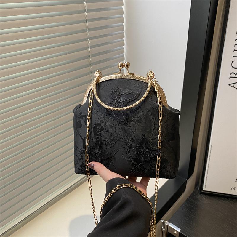 Chinese Style Shell Handbag Embroidery Butterfly Fashion Travel Shoulder Bag Elegant Metal Chains Cross-Body Bag Handbags чёрный
Chinese Style Shell Handbag Embroidery Butterfly Fashion Travel Shoulder Bag Elegant Metal Chains Cross-Body Bag Handbags чёрный