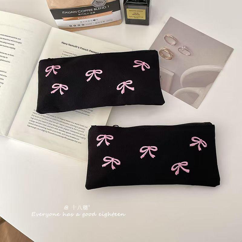 ins bow embroidery pencil bag high value girl student stationery makeup brush storage bag portable pencil bag
ins bow embroidery pencil bag high value girl student stationery makeup brush storage bag portable pencil bag