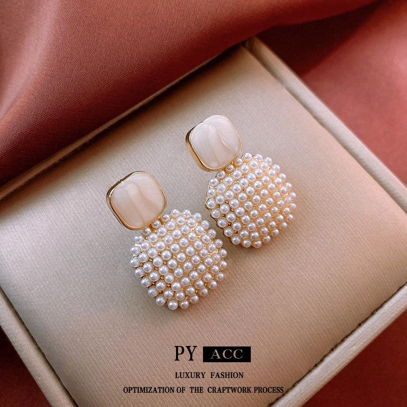 High-End Silver Needle Pearl Square Earrings: Elegant Retro French Studs for Women
High-End Silver Needle Pearl Square Earrings: Elegant Retro French Studs for Women