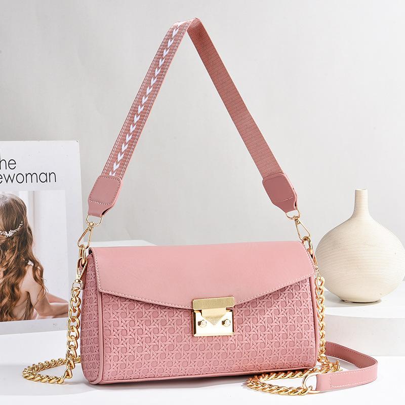 New textured small square bag bag quality handbag multi-color shoulder bag 27*8*17 розовый
New textured small square bag bag quality handbag multi-color shoulder bag 27*8*17 розовый