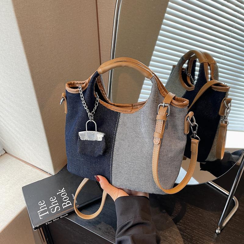 Europe, America, Japan and Korea popular retro canvas portable bucket bag women s 2025 summer new fashion contrasting color messenger bag синий
Europe, America, Japan and Korea popular retro canvas portable bucket bag women s 2025 summer new fashion contrasting color messenger bag синий