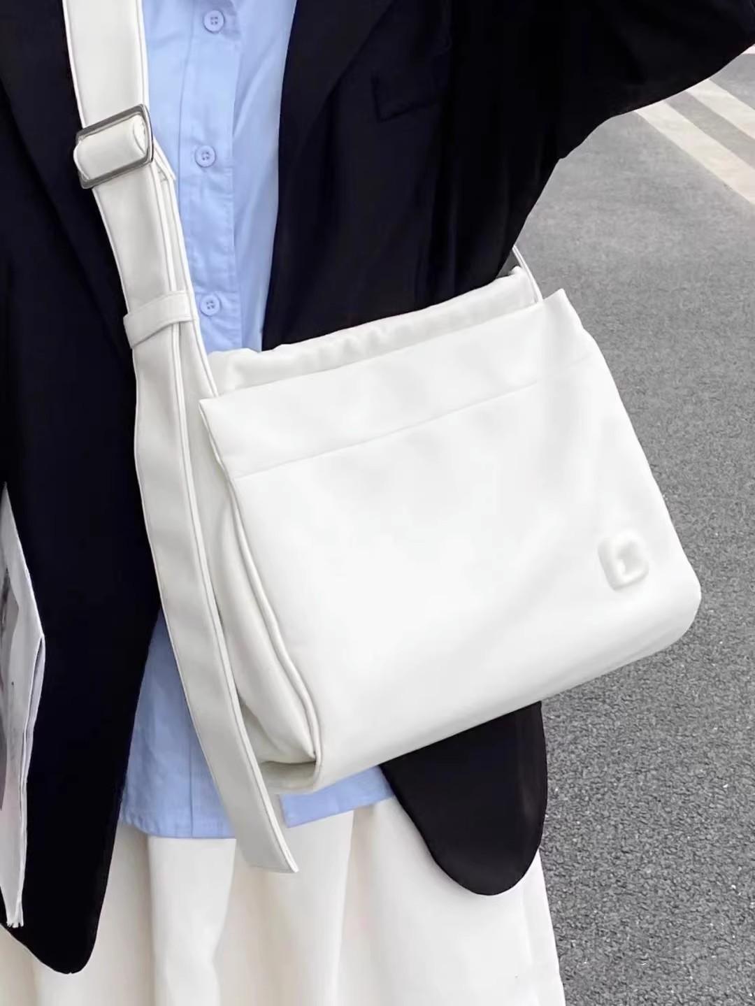 Self-Made Niche Design Pu Soft Leather Solid Color Horizontal Square Casual Single Shoulder Oblique Span Support Extra Large Women S Bag 31*12*22.5 белый
Self-Made Niche Design Pu Soft Leather Solid Color Horizontal Square Casual Single Shoulder Oblique Span Support Extra Large Women S Bag 31*12*22.5 белый