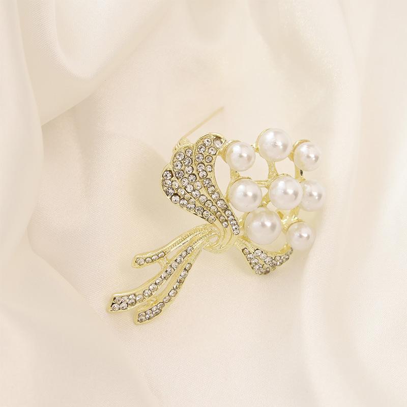 New light luxury pearl flower corsage women s temperament jacket sweater decorative brooch fashionable versatile collar pin decoration
New light luxury pearl flower corsage women s temperament jacket sweater decorative brooch fashionable versatile collar pin decoration