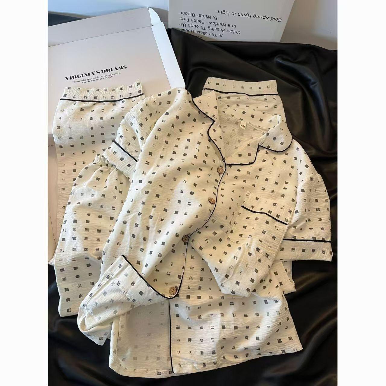 Korean version full print square pajamas women s summer short-sleeved trousers two-piece set can be worn outside simple ins style loungewear S
Korean version full print square pajamas women s summer short-sleeved trousers two-piece set can be worn outside simple ins style loungewear S