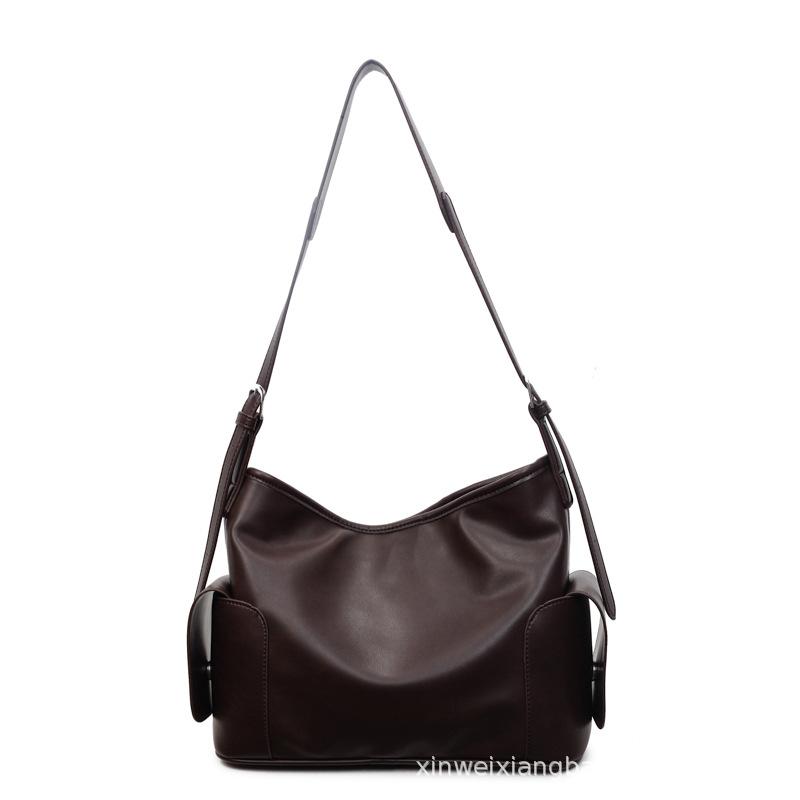 Large capacity commuter tote bag women s bag shoulder bag high texture simple messenger bag темно-коричневого кольору
Large capacity commuter tote bag women s bag shoulder bag high texture simple messenger bag темно-коричневого кольору