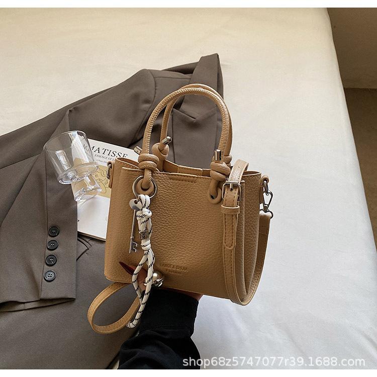Large-capacity bag women s spring and summer 2025 new simple and versatile soft leather messenger bag women s casual portable bucket bag хаки
Large-capacity bag women s spring and summer 2025 new simple and versatile soft leather messenger bag women s casual portable bucket bag хаки