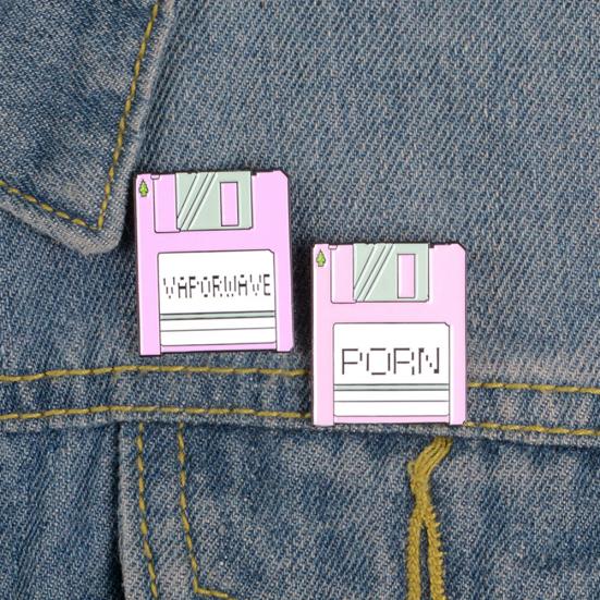 VAPORWAVE буквы жесткий диск карта памяти эмалированная брошь значок на лацкане 
VAPORWAVE буквы жесткий диск карта памяти эмалированная брошь значок на лацкане