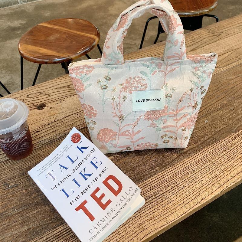 2 Embossed Flower Handheld Bento Bag Women s Portable Tote Bag Casual Walking Handbag Versatile
2 Embossed Flower Handheld Bento Bag Women s Portable Tote Bag Casual Walking Handbag Versatile