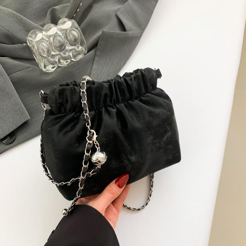 Иностранный стиль прекрасен, сумка-ведро персонализирована и модна, а популярными сумками этого года являются новые женские сумки-мессенджеры на цепочке 2024 года. чёрный
Иностранный стиль прекрасен, сумка-ведро персонализирована и модна, а популярными сумками этого года являются новые женские сумки-мессенджеры на цепочке 2024 года. чёрный