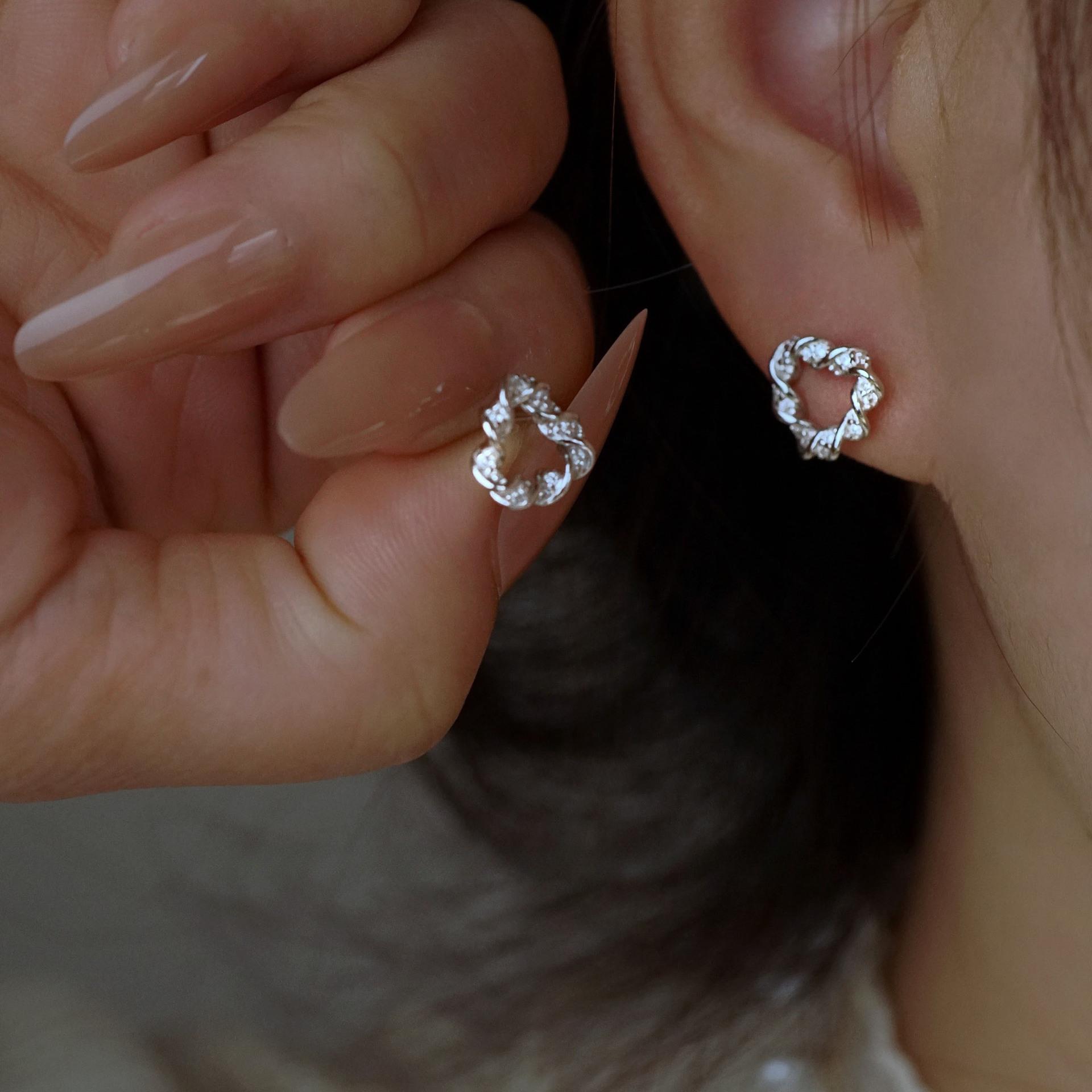 Twist Twist Stud Earrings Women s Twist Geometric Triangle Light Luxury Hollow Niche Temperament Versatile Earrings
Twist Twist Stud Earrings Women s Twist Geometric Triangle Light Luxury Hollow Niche Temperament Versatile Earrings