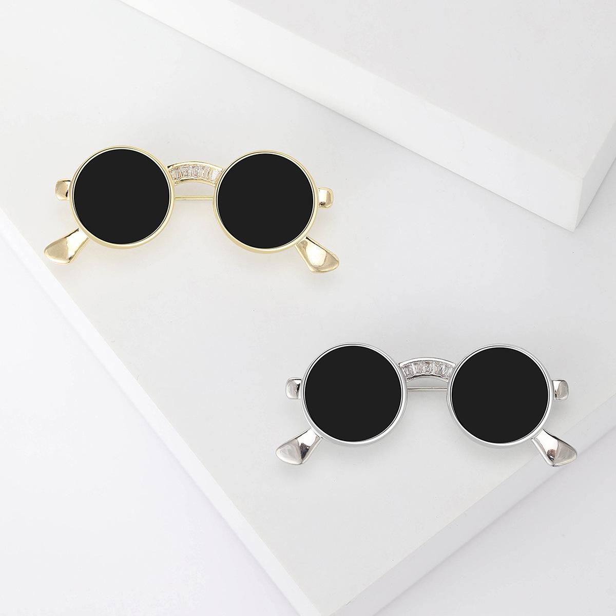 High-End Creative And Cute Sunglasses Brooch, Copper-Plated Real Gold, Exquisite Personalized Glasses Pin, Clothing And Accessories.
High-End Creative And Cute Sunglasses Brooch, Copper-Plated Real Gold, Exquisite Personalized Glasses Pin, Clothing And Accessories.