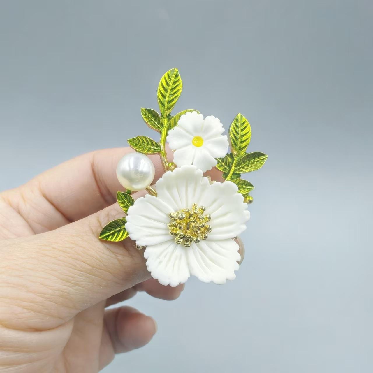 Korean High-quality Green-leaved Daisy Flowers Brooches for Women Fashion Temperament Fixed Clothes Suits Accessories Jewelry
Korean High-quality Green-leaved Daisy Flowers Brooches for Women Fashion Temperament Fixed Clothes Suits Accessories Jewelry