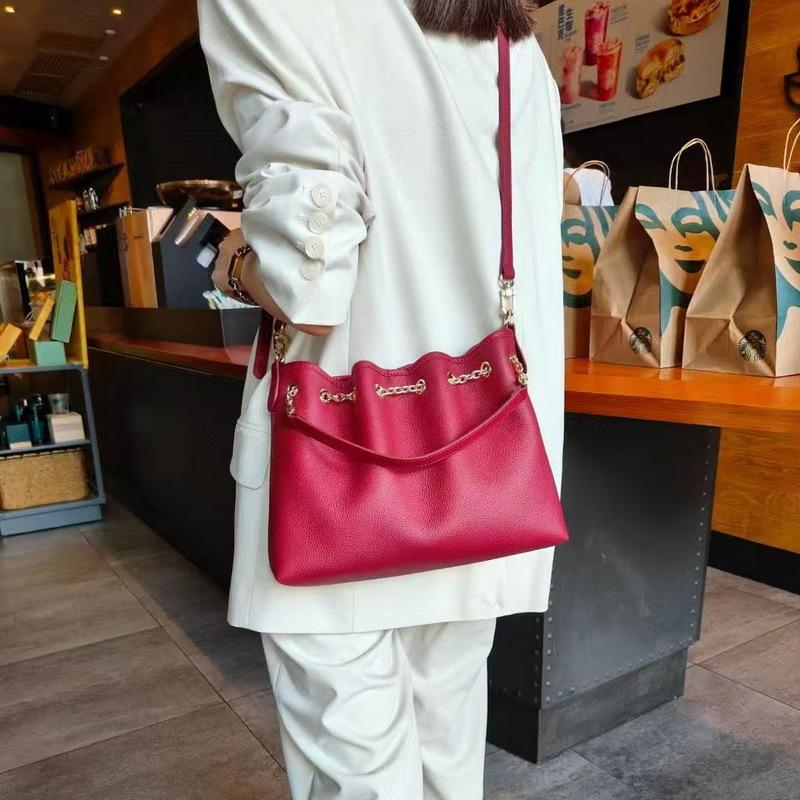 25 New Style Real Leather Women s Bag Fashion Chain Large Capacity Casual Bag High-grade Single Shoulder 29x22x11CM красный
25 New Style Real Leather Women s Bag Fashion Chain Large Capacity Casual Bag High-grade Single Shoulder 29x22x11CM красный
