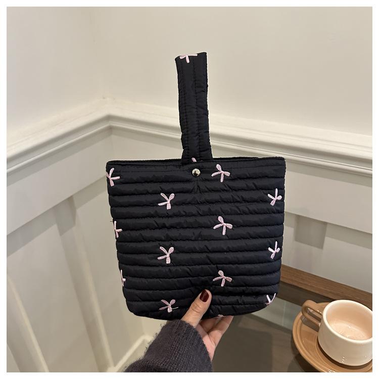 Печатная пуховая хлопковая одежда новая легкая повседневная стеганая хлопковая для выхода на работу ручная сумка-ведро для переноски женщина чёрный
Печатная пуховая хлопковая одежда новая легкая повседневная стеганая хлопковая для выхода на работу ручная сумка-ведро для переноски женщина чёрный