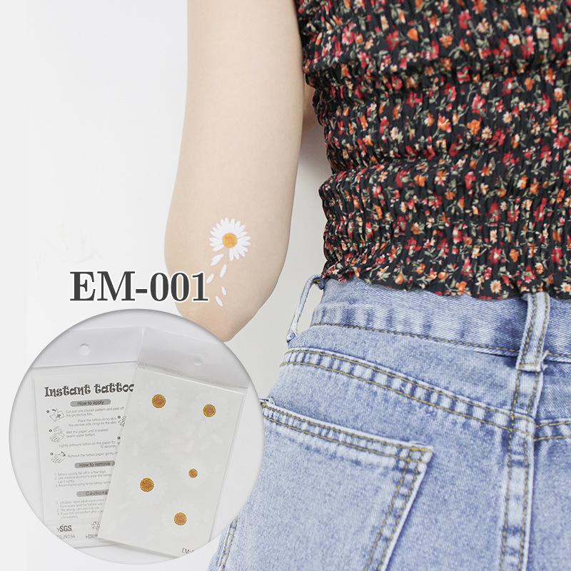 Водонепроницаемая цветочная татуировка на лице и руке с одинаковыми мужскими и женскими маленькими наклейками в виде ромашек.
Водонепроницаемая цветочная татуировка на лице и руке с одинаковыми мужскими и женскими маленькими наклейками в виде ромашек.