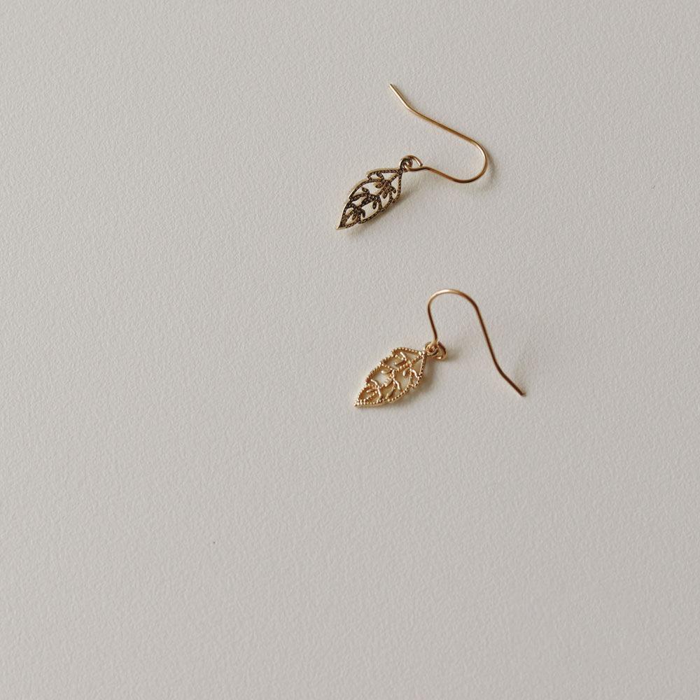 Elegant S925 Gold-Plated Sterling Silver Ear Hooks with Short Hollow Leaf Design for Women 925 Silver
Elegant S925 Gold-Plated Sterling Silver Ear Hooks with Short Hollow Leaf Design for Women 925 Silver