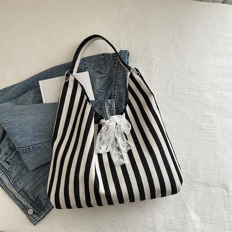 Корейская версия ретро-сумки, простая маленькая свежая сумка через плечо 2024 года, летняя повседневная модная сумка для покупок большой вместимости чёрный