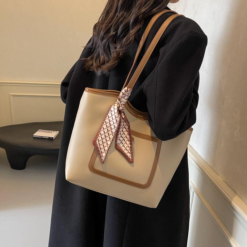 Large-capacity underarm bag women s 2025 new simple shoulder bag texture college student commuting contrasting color splicing tote bag 35*10*26 темно-коричневого кольору
Large-capacity underarm bag women s 2025 new simple shoulder bag texture college student commuting contrasting color splicing tote bag 35*10*26 темно-коричневого кольору