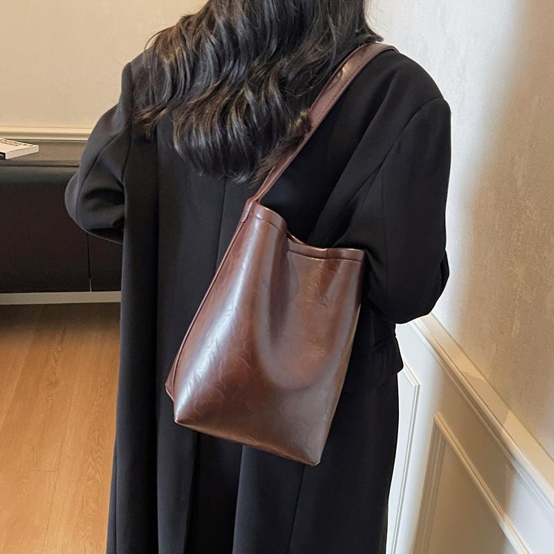 Сумка премиум-класса, нишевая, женская, осень-зима 2025, новая, ретро, универсальная, на плечо, сумка-мессенджер, повседневная и взрывная сумка-ведро темно-коричневого
Сумка премиум-класса, нишевая, женская, осень-зима 2025, новая, ретро, универсальная, на плечо, сумка-мессенджер, повседневная и взрывная сумка-ведро темно-коричневого