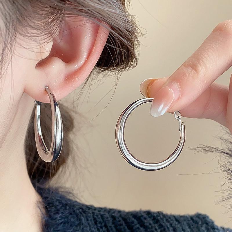Fashion geometric round earrings French simple metal plain earrings temperament advanced sense light luxury earrings women
Fashion geometric round earrings French simple metal plain earrings temperament advanced sense light luxury earrings women