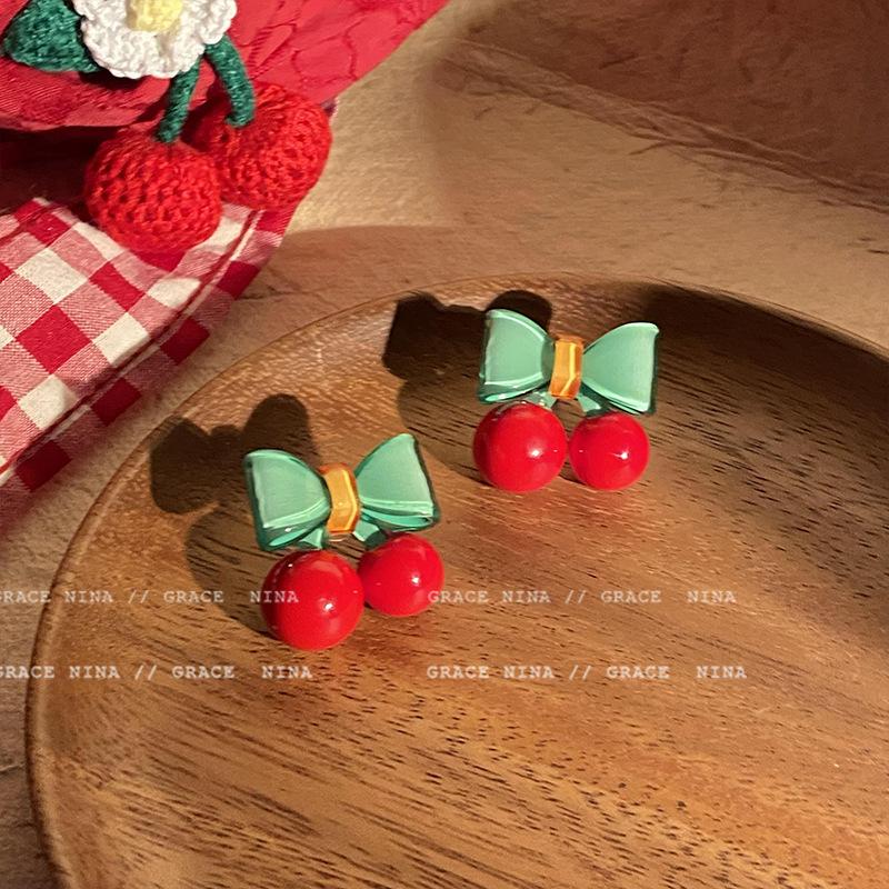 Early summer cherry~ sweet sister style niche design earrings women s high-end gentle stud earrings new popular earrings
Early summer cherry~ sweet sister style niche design earrings women s high-end gentle stud earrings new popular earrings