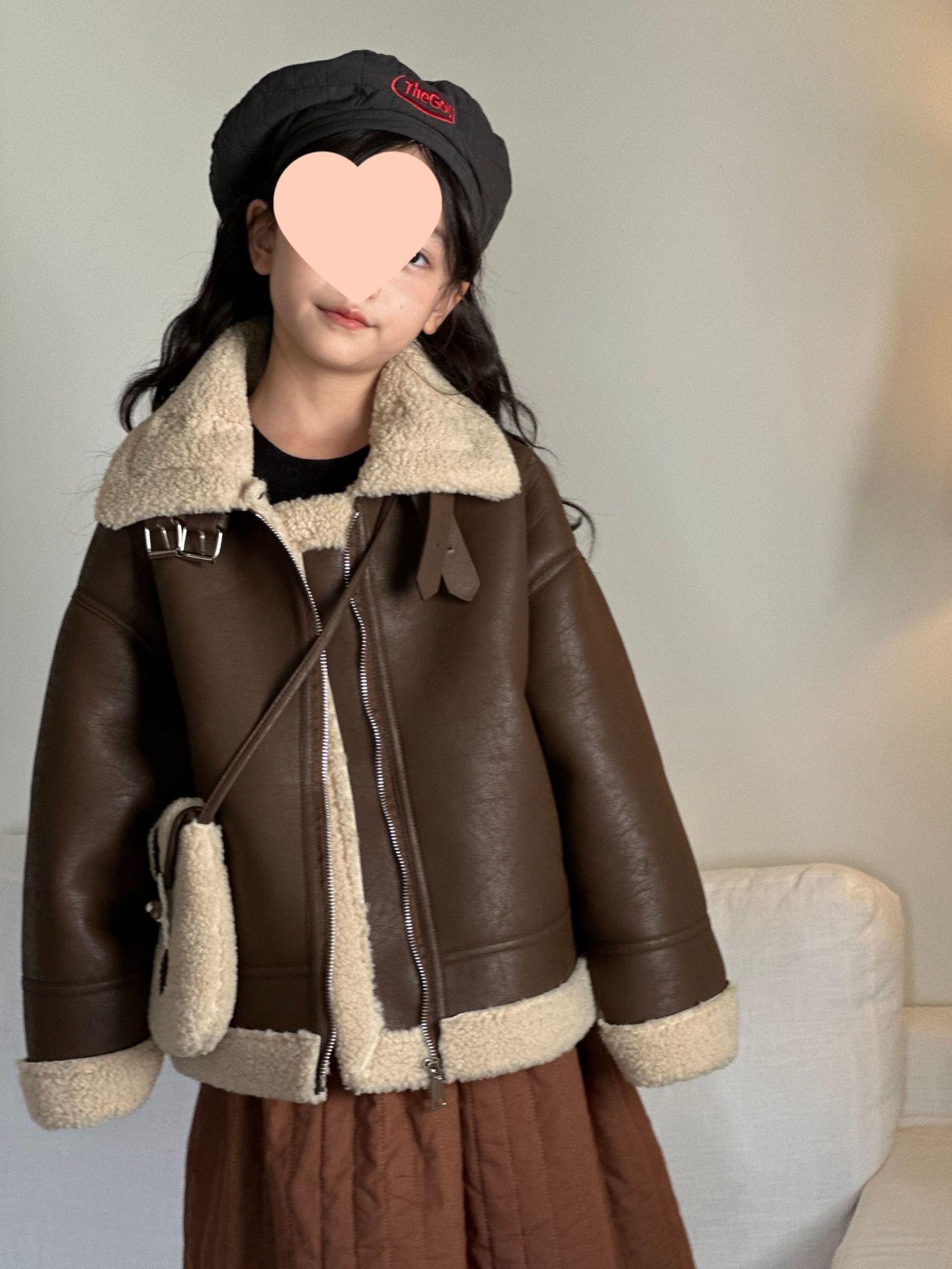 Дівчача мотоциклетна куртка з шкіри та хутра на флісовій підкладці 2025 – Мода осінь/зима Пальто з овечої вовни 130 cm
Дівчача мотоциклетна куртка з шкіри та хутра на флісовій підкладці 2025 – Мода осінь/зима Пальто з овечої вовни 130 cm