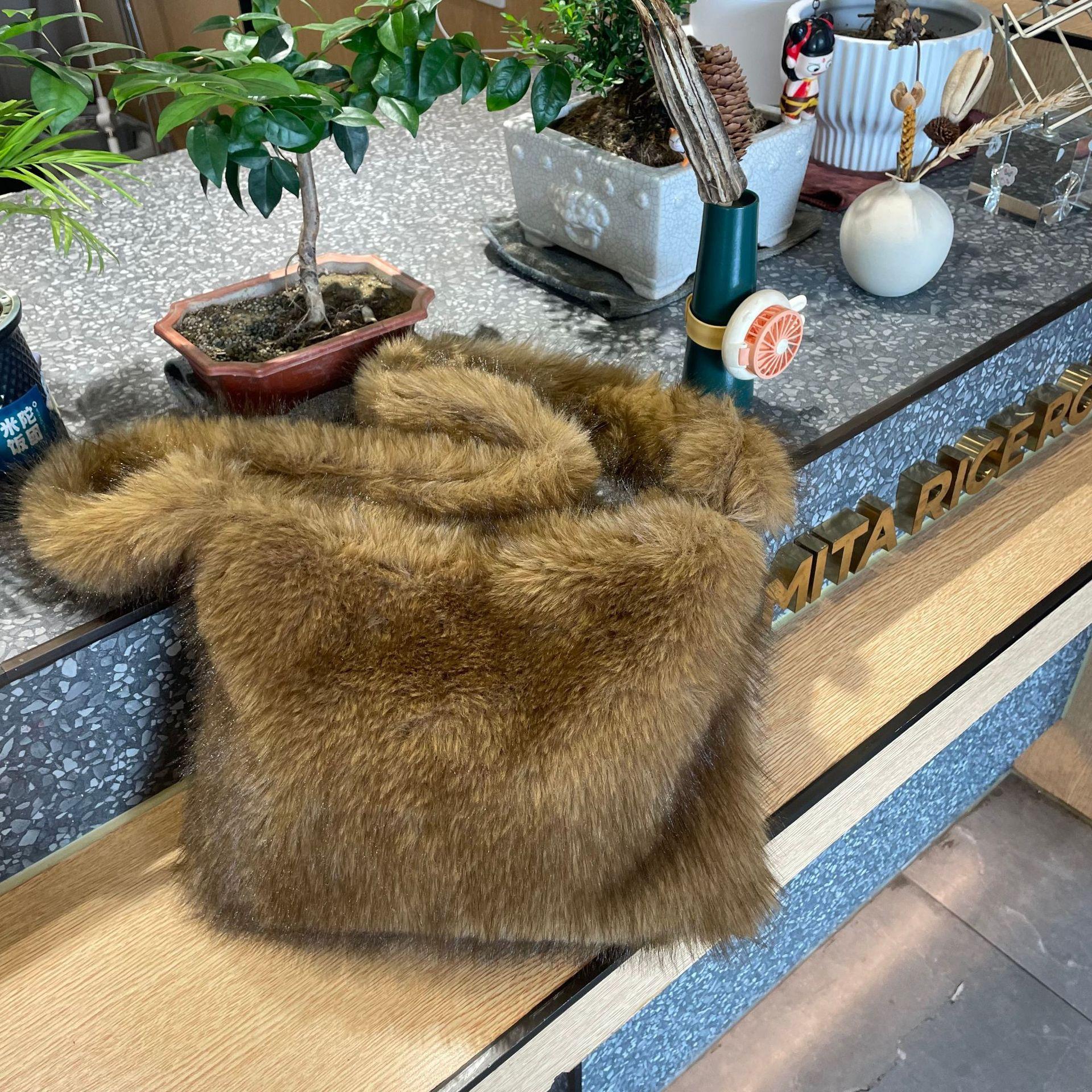 Faux Fur Tote Bag Women s Bucket Plush Luxury Design Ladies Handbags Soft Winter Crossbody Shoulder Bags Bolsa Feminina коричневий
Faux Fur Tote Bag Women s Bucket Plush Luxury Design Ladies Handbags Soft Winter Crossbody Shoulder Bags Bolsa Feminina коричневий