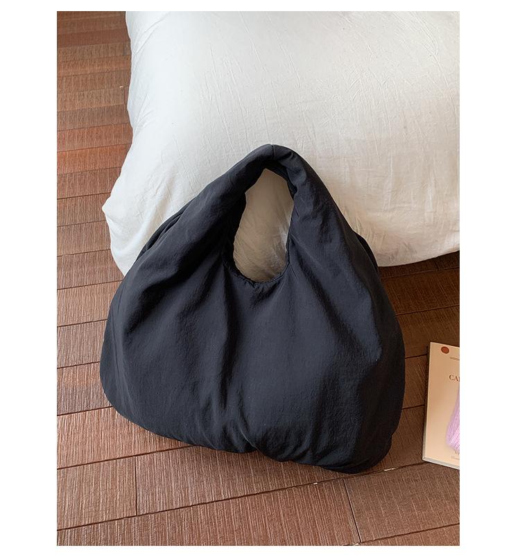 Large-capacity retro new simple literary underarm shoulder canvas bag versatile tote casual Korean version hand bag women чорний
Large-capacity retro new simple literary underarm shoulder canvas bag versatile tote casual Korean version hand bag women чорний