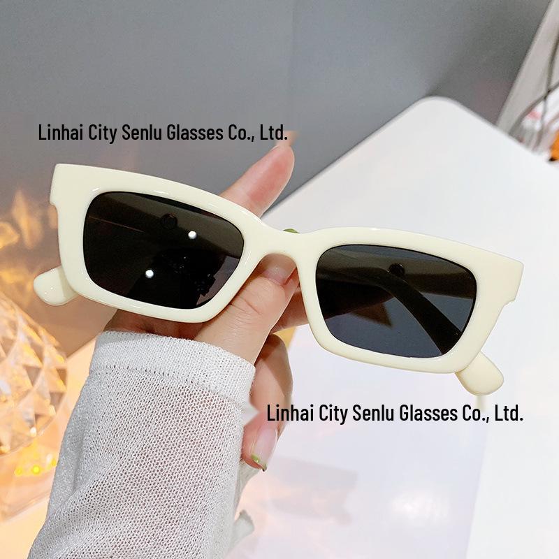 Трендовые квадратные солнцезащитные очки с защитой от УФ-лучей для мужчин и женщин - стиль интернет-знаменитости Sunglasses
Трендовые квадратные солнцезащитные очки с защитой от УФ-лучей для мужчин и женщин - стиль интернет-знаменитости Sunglasses