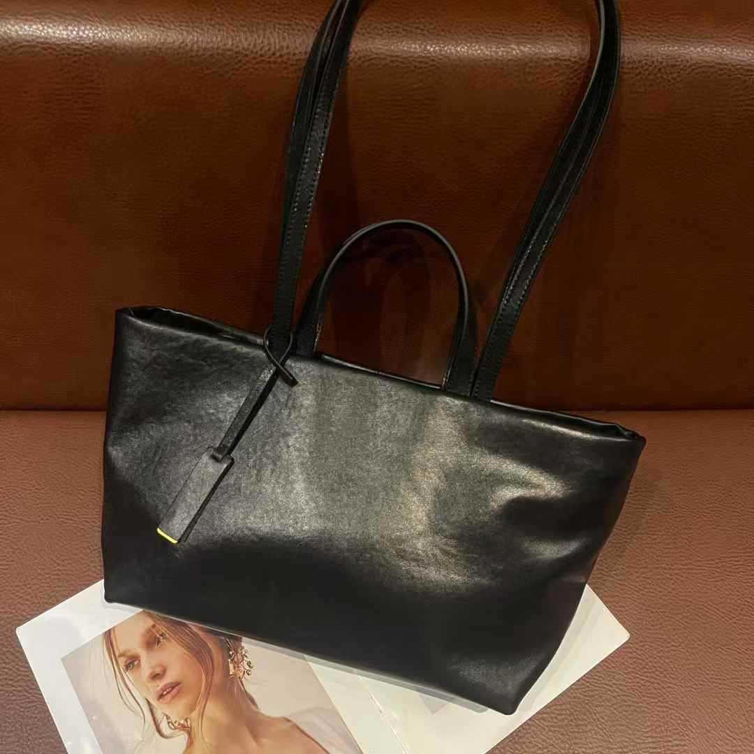 Oilwax Genuine Leather Handbag Fashiable Ladies Cow Leather Tote Bag 2026 Large Cowhide Shoulder or Crossbody Bags
Oilwax Genuine Leather Handbag Fashiable Ladies Cow Leather Tote Bag 2026 Large Cowhide Shoulder or Crossbody Bags