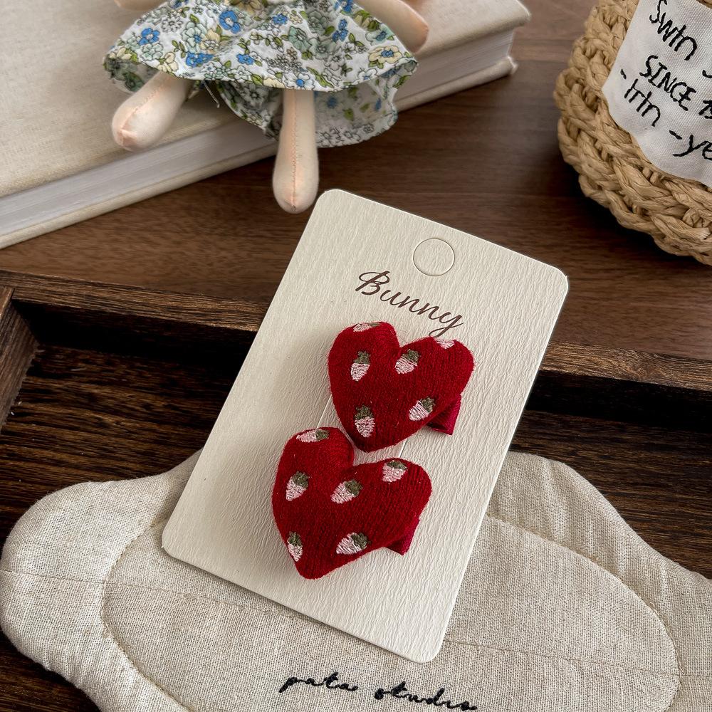 Korean Strawberry Love Hairpin Retro Girl Hairband High Sense Bangs Duck Bill Clip Versatile Headgear Hairpin Hair Accessories
Korean Strawberry Love Hairpin Retro Girl Hairband High Sense Bangs Duck Bill Clip Versatile Headgear Hairpin Hair Accessories