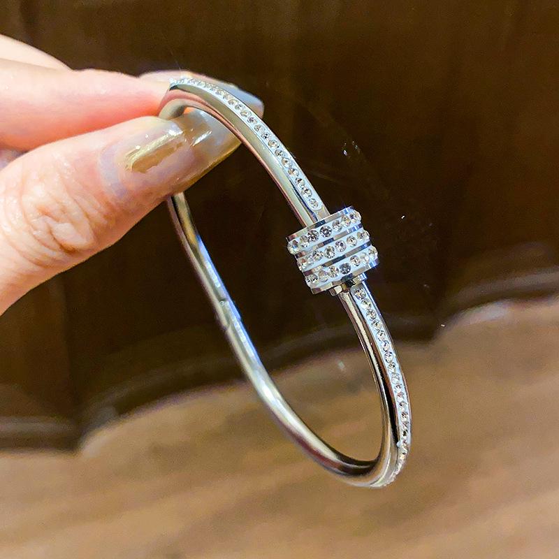 Gold-Plated Zircon Oval Buckle Minimalist Bracelet – Elegant, High-End Jewelry for Women
Gold-Plated Zircon Oval Buckle Minimalist Bracelet – Elegant, High-End Jewelry for Women
