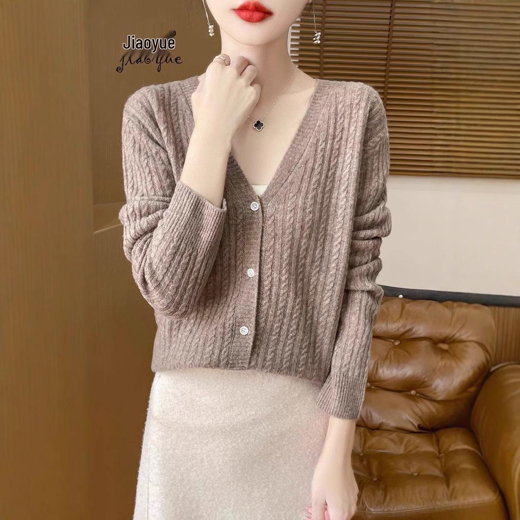 2024 Fashionable Loose V-Neck Twist Knit Cardigan Coat - Slimming & Versatile Women s Sweater Large
2024 Fashionable Loose V-Neck Twist Knit Cardigan Coat - Slimming & Versatile Women s Sweater Large