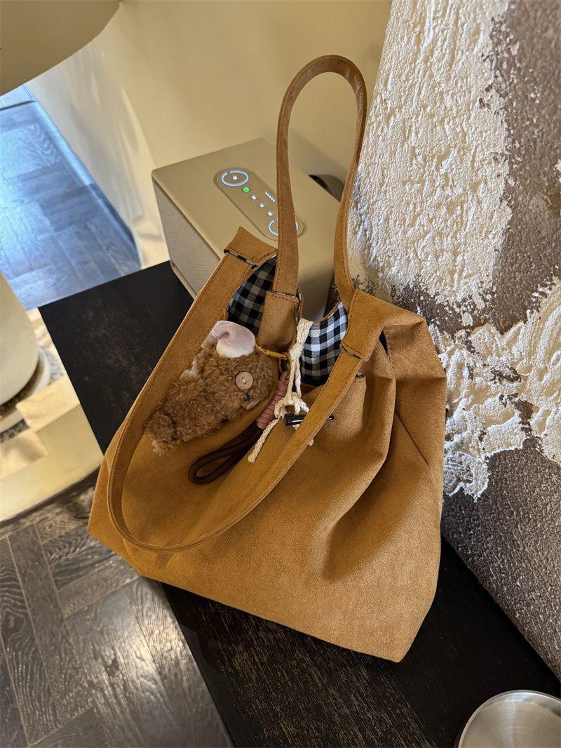 Autumn and winter new deerskin fleece shoulder bag high value French versatile suede tote bag temperament women s bag
Autumn and winter new deerskin fleece shoulder bag high value French versatile suede tote bag temperament women s bag
