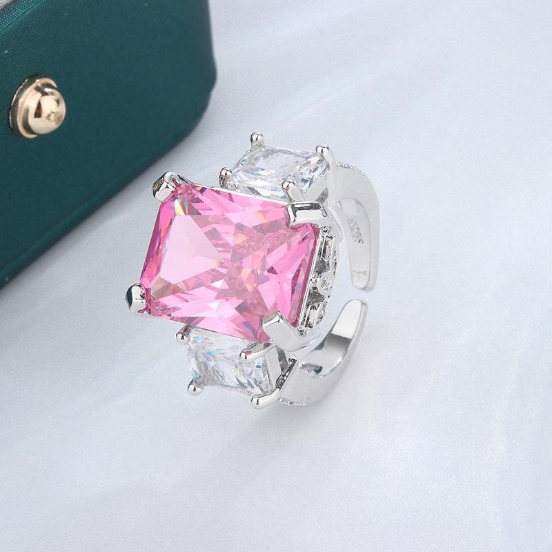 Кольцо с имитацией импортного муассанового бриллианта «топаз-синий»
Кольцо с имитацией импортного муассанового бриллианта «топаз-синий»