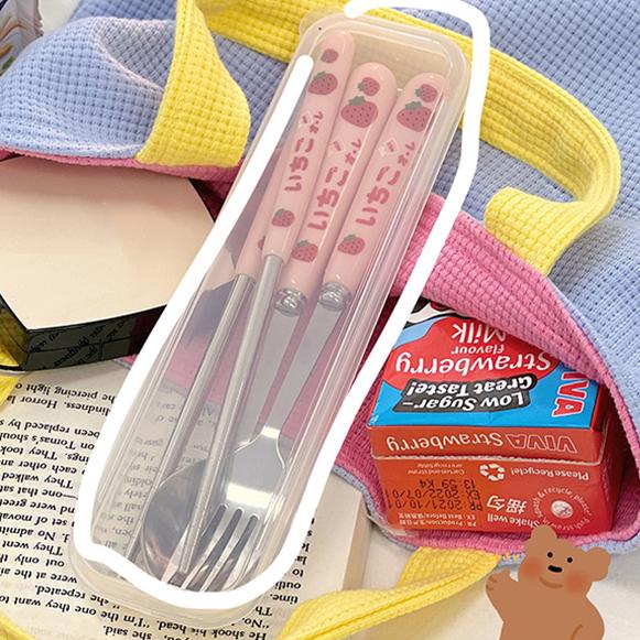 Милые клубничные корейские палочки для еды, ложка, вилка, набор столовых приборов с футляром, портативная дорожная посуда из нержавеющей стали, кухонная утварь 
Милые клубничные корейские палочки для еды, ложка, вилка, набор столовых приборов с футляром, портативная дорожная посуда из нержавеющей стали, кухонная утварь