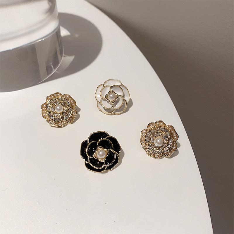 Temperament asymmetric camellia stud earrings women s zircon pearl small fragrant wind earrings 2025 new trend
Temperament asymmetric camellia stud earrings women s zircon pearl small fragrant wind earrings 2025 new trend