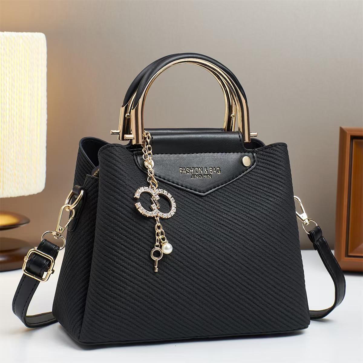 2025 Women s Large Capacity Soft Leather Crossbody Tote - Fashionable Single Shoulder Wedding Bag чорний
2025 Women s Large Capacity Soft Leather Crossbody Tote - Fashionable Single Shoulder Wedding Bag чорний