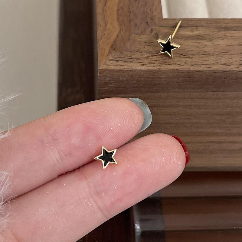 Серьги-гвоздики в форме звезды для женщин, отверстия для ушей, Niche Design Sense, серьги в форме пятиконечной звезды, серьги с имитацией жемчуга с четырьмя когтями
Серьги-гвоздики в форме звезды для женщин, отверстия для ушей, Niche Design Sense, серьги в форме пятиконечной звезды, серьги с имитацией жемчуга с четырьмя когтями