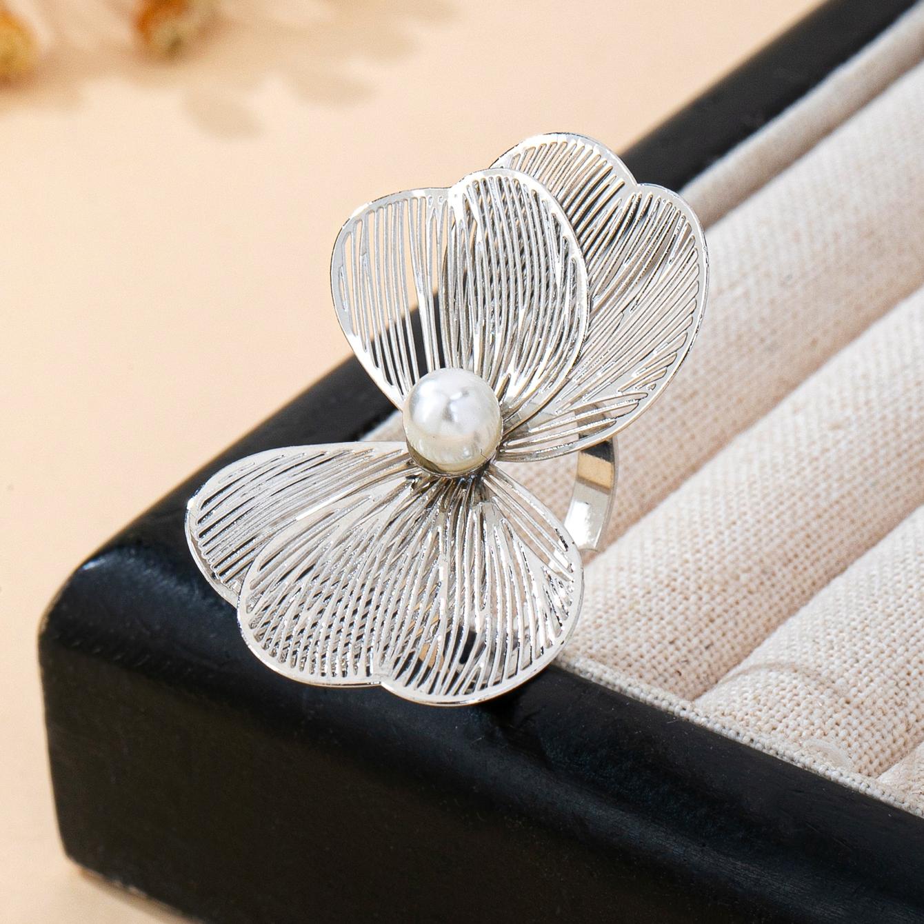 A Fashionable Women s Single Ring, a Simple and Elegant Hollow Flower Ring, Suitable for Everyday Gifts серебряный
A Fashionable Women s Single Ring, a Simple and Elegant Hollow Flower Ring, Suitable for Everyday Gifts серебряный