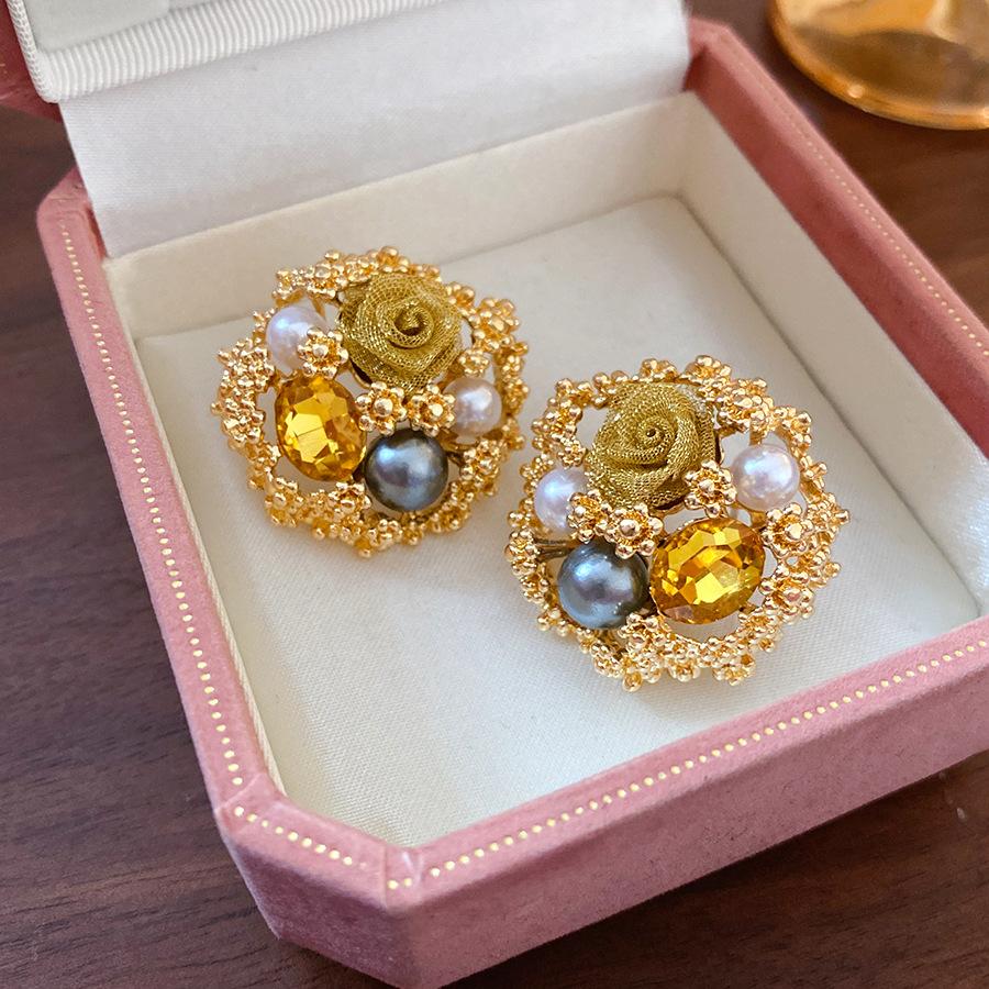 Silver needle diamond set flower pearl stud earrings vintage exquisite niche earrings light luxury luxury fashion court style earrings
Silver needle diamond set flower pearl stud earrings vintage exquisite niche earrings light luxury luxury fashion court style earrings