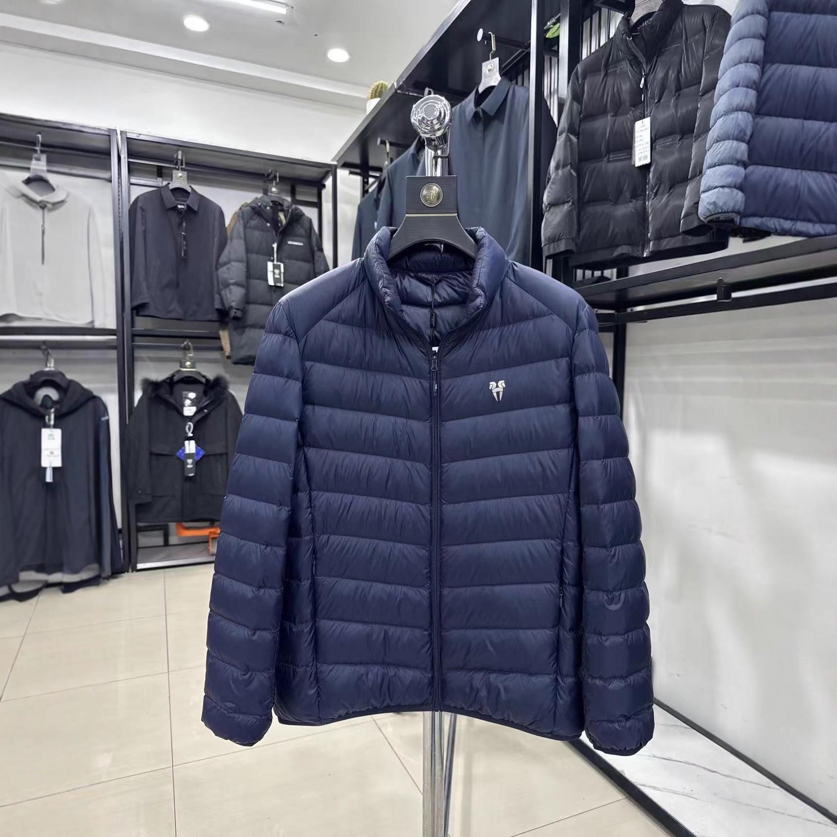Men s Stand-Collar Down Jacket: 90% Duck Down, Lightweight, Warm, Ideal for Autumn & Winter. L: 120-135 lbs темно-синього кольору
Men s Stand-Collar Down Jacket: 90% Duck Down, Lightweight, Warm, Ideal for Autumn & Winter. L: 120-135 lbs темно-синього кольору