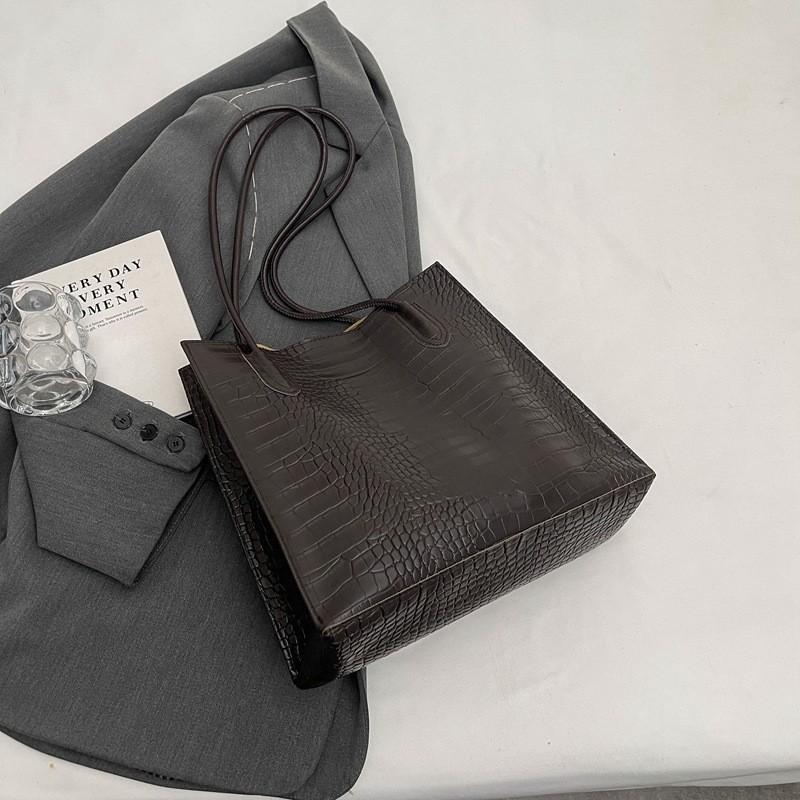 Chic And Roomy Women s Handbag 2023 Fashionable Shoulder Bag With Retro Commuter Style кавовий
Chic And Roomy Women s Handbag 2023 Fashionable Shoulder Bag With Retro Commuter Style кавовий