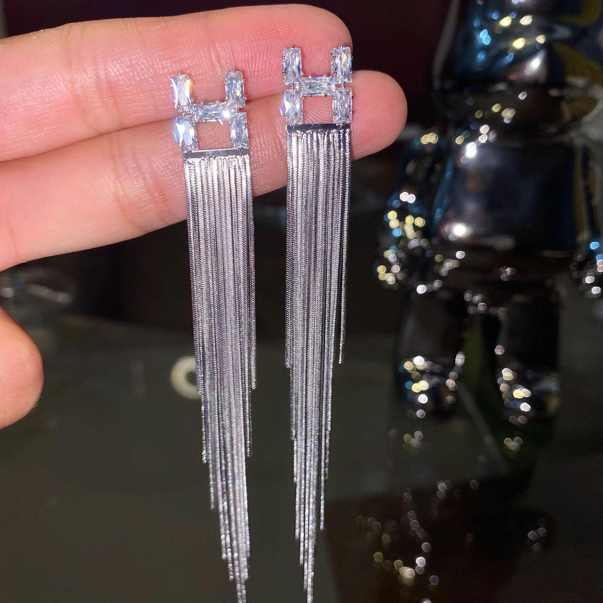 Premium long tassel earrings, new flash letter earrings, temperament exquisite celebrity banquet
Premium long tassel earrings, new flash letter earrings, temperament exquisite celebrity banquet