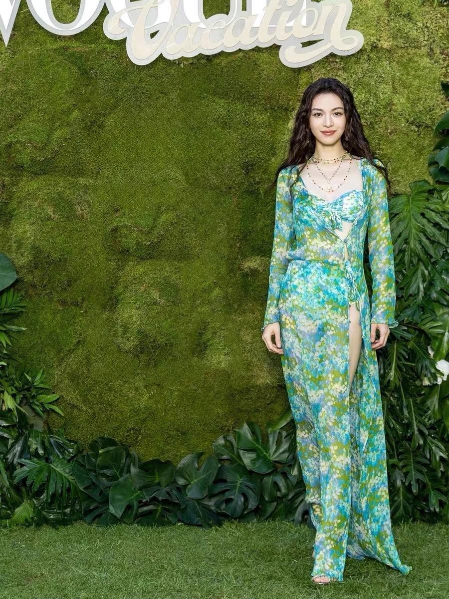Zhong ***** has the same floral summer sexy pure desire vacation style printed one-piece swimsuit, sexy gathering and conservative L
Zhong ***** has the same floral summer sexy pure desire vacation style printed one-piece swimsuit, sexy gathering and conservative L