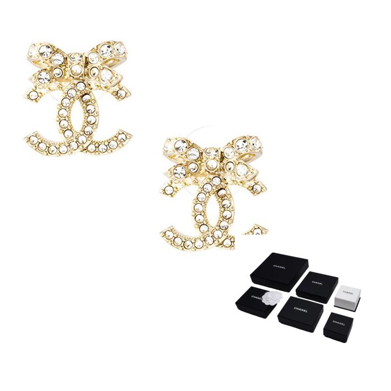 CHANEL Exquisite Bow Metal Earrings Women s Gold золотий
CHANEL Exquisite Bow Metal Earrings Women s Gold золотий