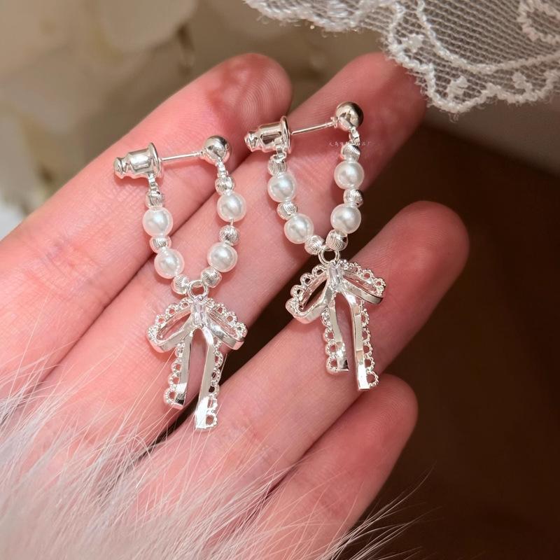 Silver Needle Pearl Lace Bow Pendant Earrings Simple Fashion Delicate Stud Earrings Light Luxury Premium Earrings
Silver Needle Pearl Lace Bow Pendant Earrings Simple Fashion Delicate Stud Earrings Light Luxury Premium Earrings