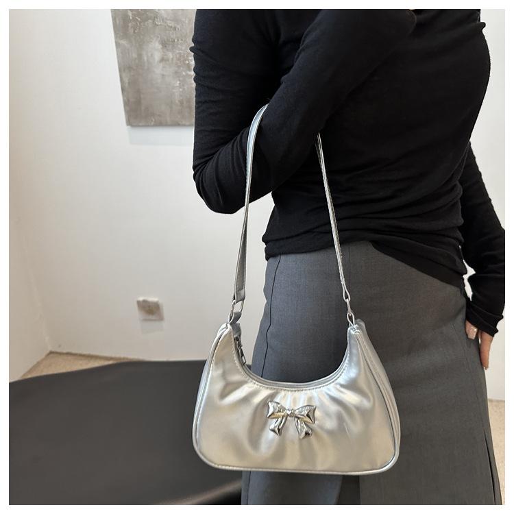 Niche texture underarm bag women s 2025 new autumn and winter shoulder messenger bag high-end pleated silver crescent bag серебряный
Niche texture underarm bag women s 2025 new autumn and winter shoulder messenger bag high-end pleated silver crescent bag серебряный